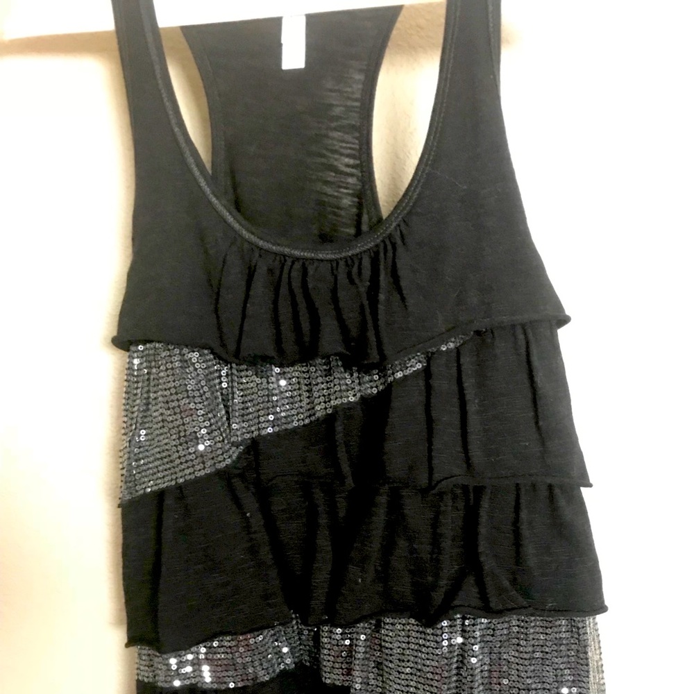 Sleeveless sequined tank top